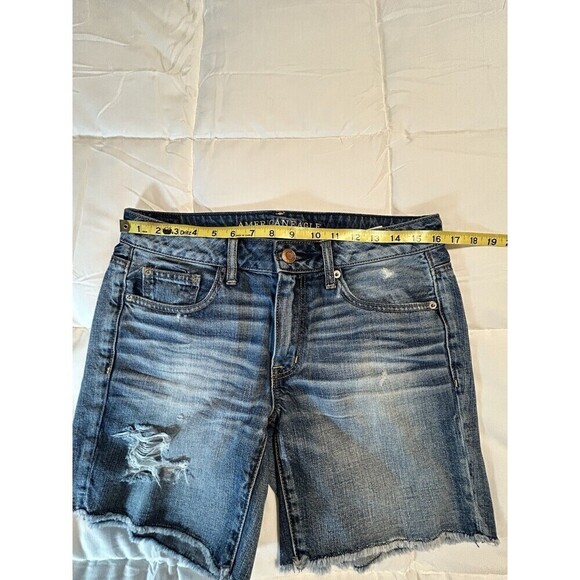 AMERICAN EAGLE Women’s Live Your Life Distressed Blue Jean Shorts Raw Hem Size 6 - Picture 7 of 9